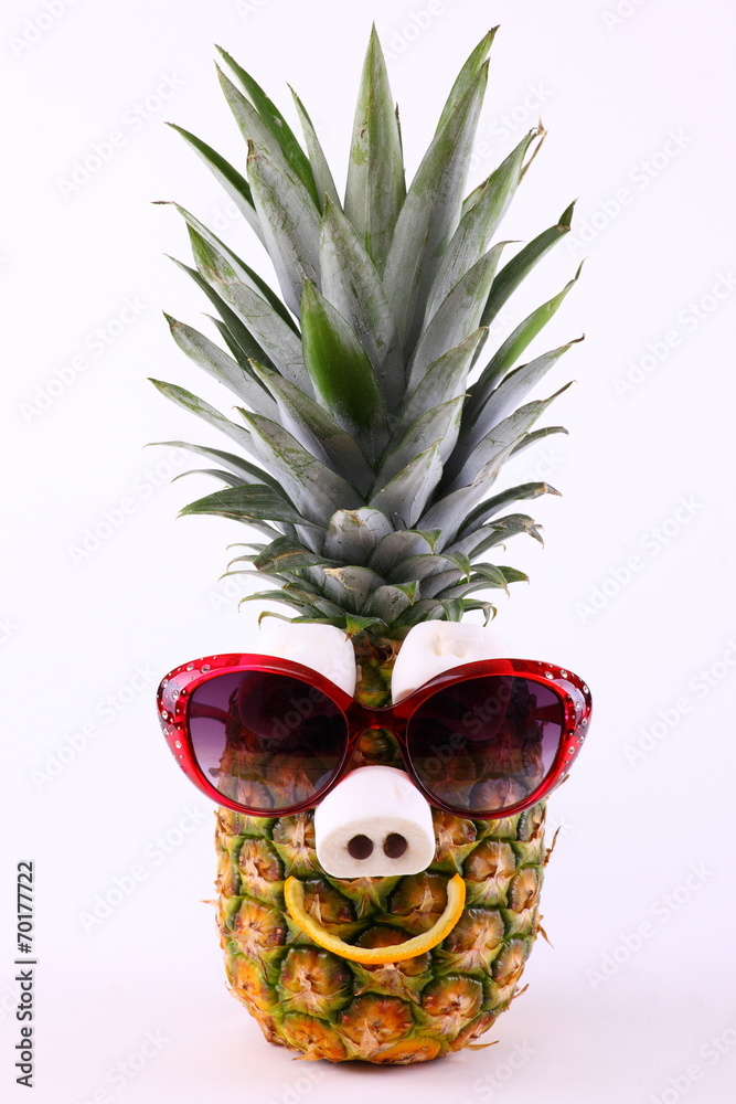 Lustige Ananas mit Brille StockFoto Adobe Stock