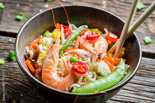 Shrimp with vegetables and noodles