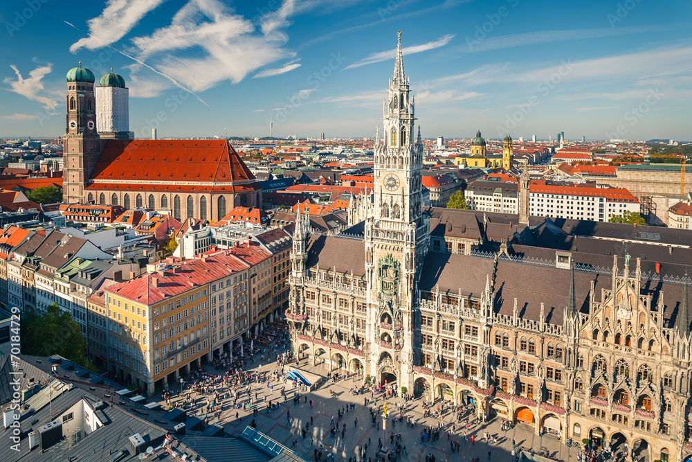 Obraz premium Widok z lotu ptaka na zabytkowe centrum Monachium