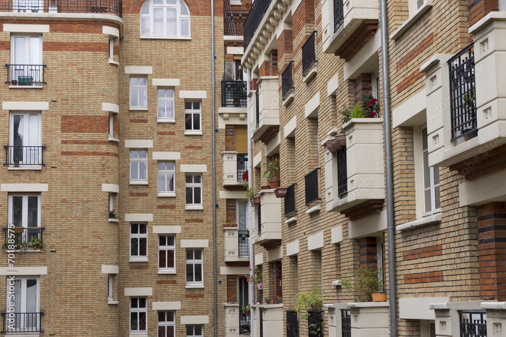 Fototapeta premium Fassade eines modernen Wohngebäudes in Paris, Frankreich