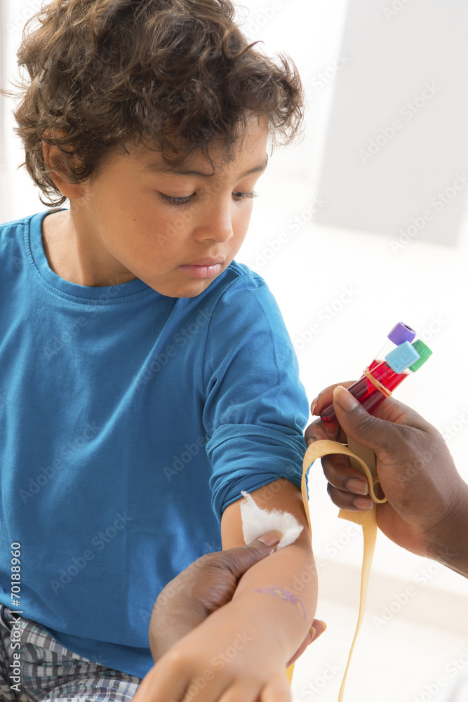 enfant prise de sang Photos Adobe Stock