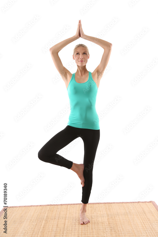 hübsche Frau macht Yogaübungen