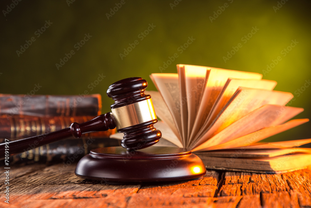 Wooden gavel and books on wooden table - obrazy, fototapety, plakaty 
