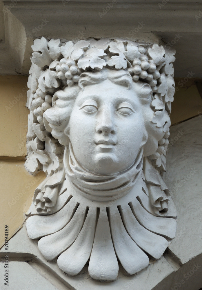 Fototapeta premium Statue on the wall .