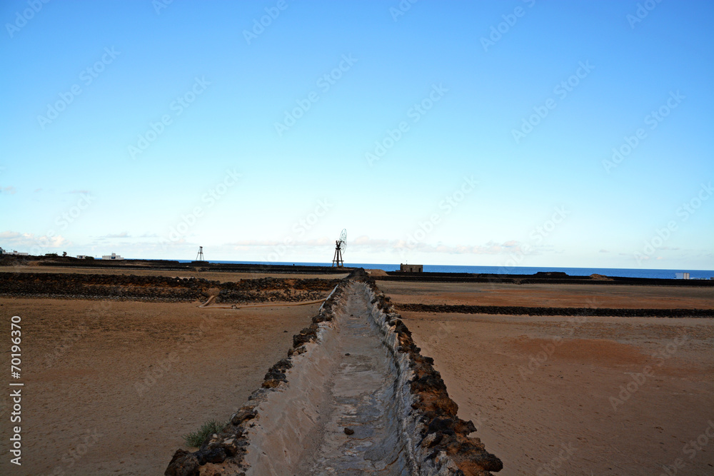 canales de riego en campo de cultivo en lanzarote