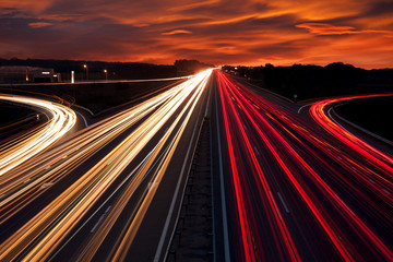 Papier peint photo Autoroute de nuit Vitesse nocturne sur autoroute urbaine  © Taiga