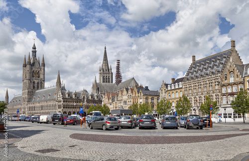 Canvastavla Panorama of Grote Markt square in Ypres