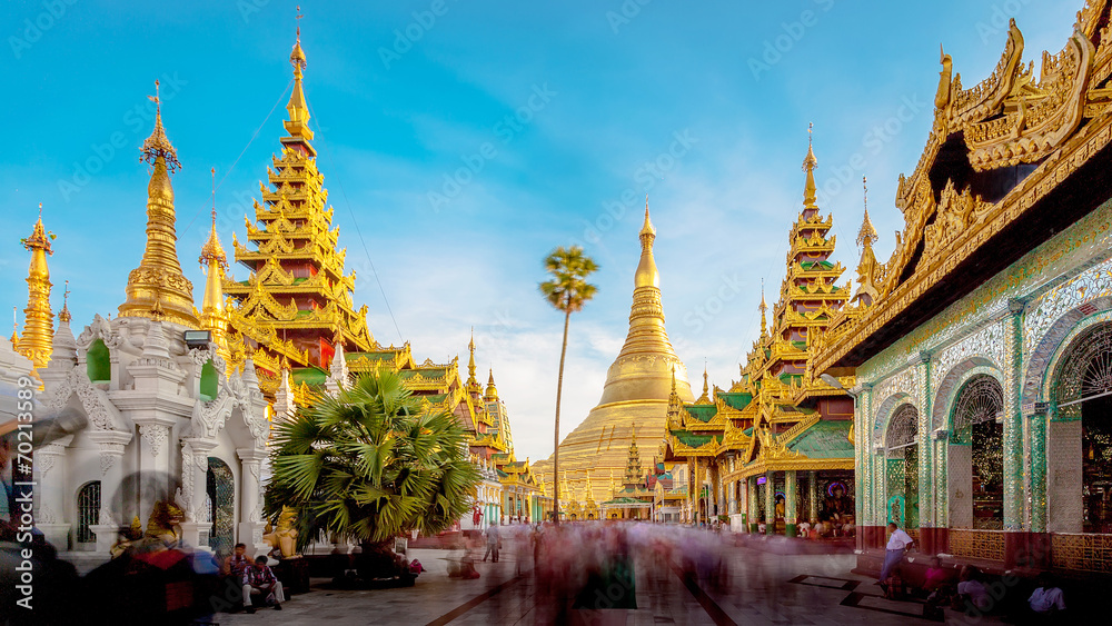 Fototapeta premium Shwedagon pagoda in Yagon, Myanmar