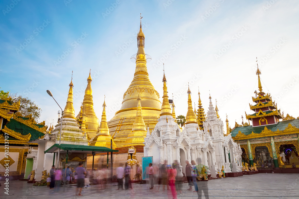 Naklejka premium Shwedagon pagoda in Yagon, Myanmar