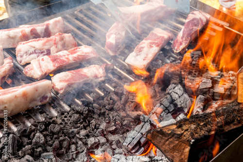 Costine di maiale sul barbecue