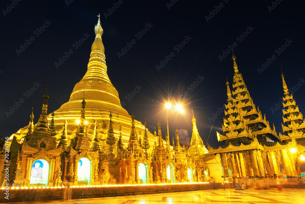 Naklejka premium Shwedagon Pagoda in Yangon, Myanmar (Burma)