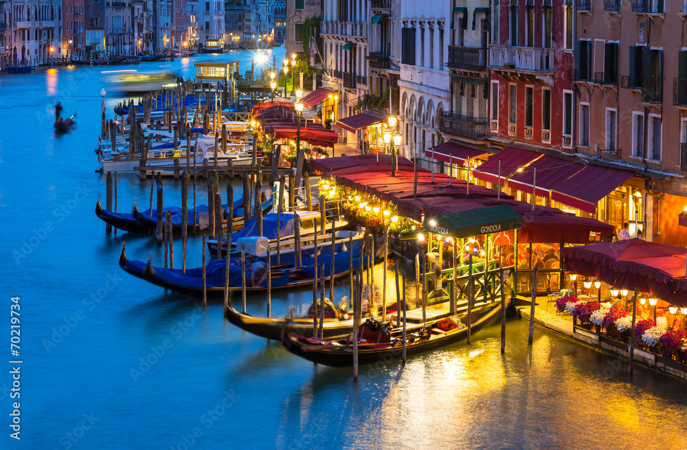 Night view of Grand Canal with gondolas in Venice. Italy - obrazy, fototapety, plakaty 