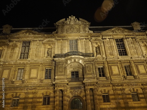 Museo del Louvre por la noche
