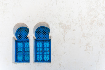 Fotobehang Tunesië Blauwe ramen in Sidi Bou Said  © balky79