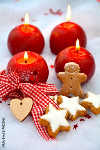 vier rote Adventskerzen mit...