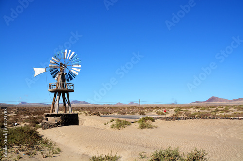 molino de viento en un paramo desertico