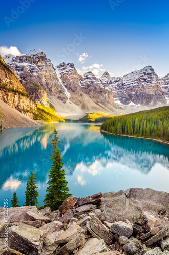 Dekoracja na wymiar  krajobrazowy-widok-na-jezioro-morenowe-w-kanadyjskich-gorach-skalistych