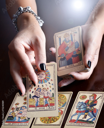 Cuadro en lienzo Hands Performing Tarot Card Reading