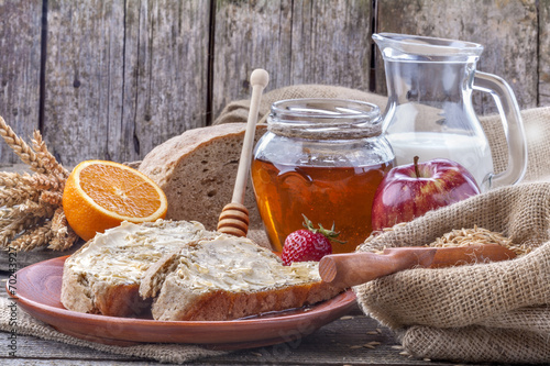 Healthy breakfast with honey, fruit and wholemeal bread