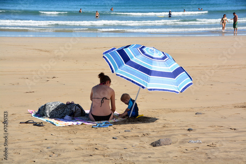 madre e hijo jugando en la playa photo