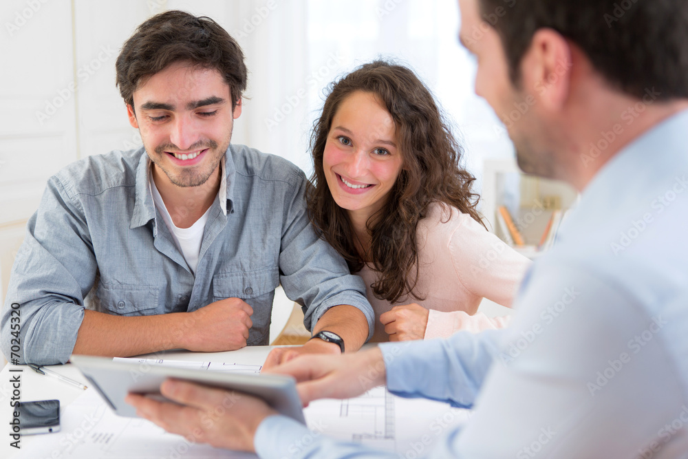 Obraz premium young relaxed couple meeting a real estate agent