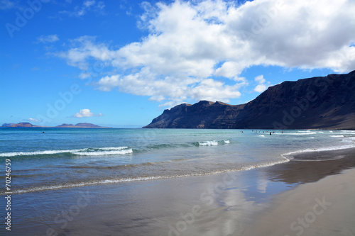 panoramica de la playa de famara en la isla de lanzarote © uzkiland