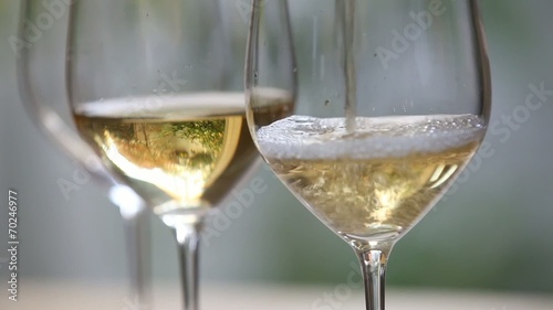 グラスにワインを注ぐ3