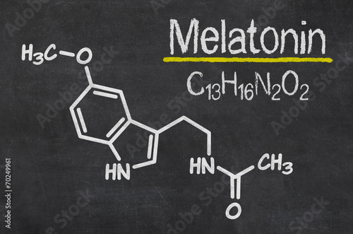Schiefertafel mit der chemischen Formel von Melatonin