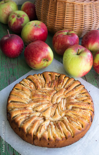 cake with apples and cinnamon
