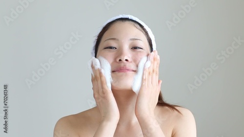 泡洗顔する女の子1