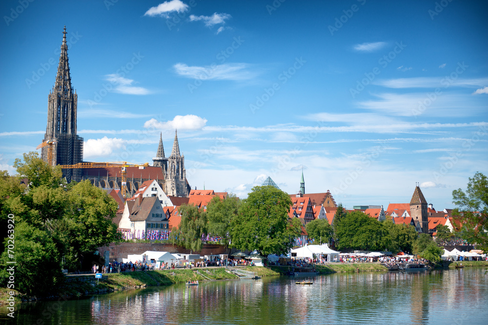 Naklejka premium River Danube and Ulm skyline with Ulmer Munster