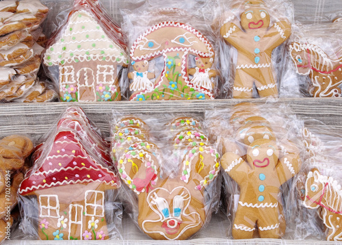 Billede på lærred Sweet gingerbread for gift wrapping in cellophane