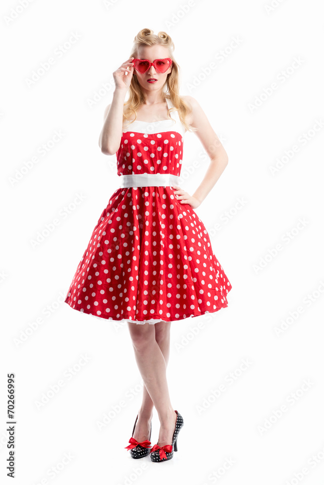 Frau im Sommerkleid mit Sonnenbrille Frau im Sommerkleid mit Sonnenbrille
