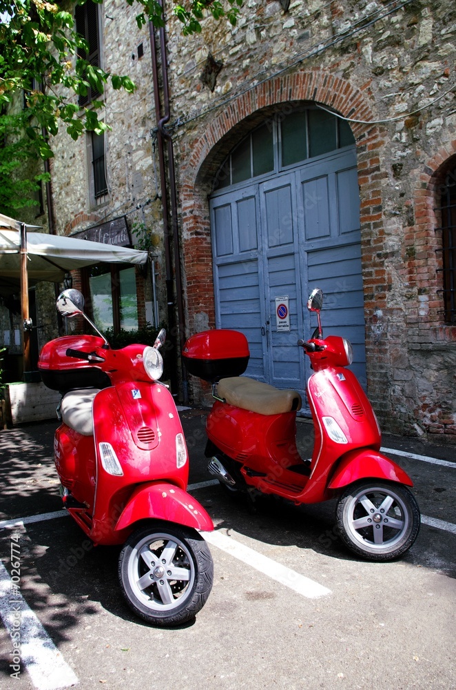 deux scooters rouges