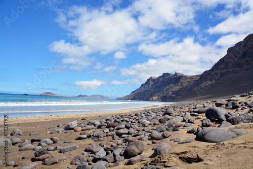 panoramica de la playa de famara en la isla de lanzarote