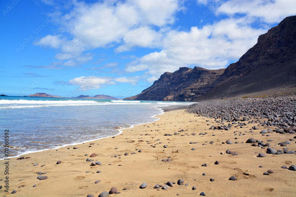 panoramica de la playa de famara en la isla de lanzarote