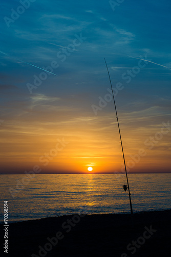 canna da pesca al tramonto