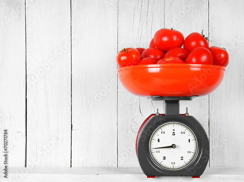 Tomatoes on scales .