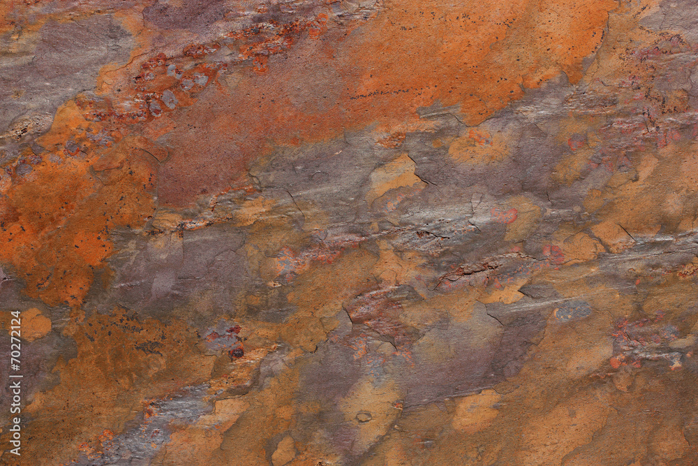 Muster einer Steinplatte in orange, ocker, silber, lila