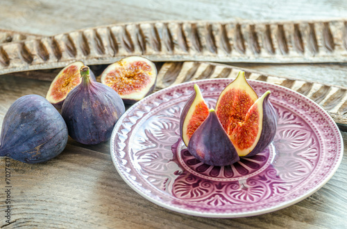 Fototapeta Naklejka Na Ścianę i Meble -  Ripe figs : cross section and whole fruits