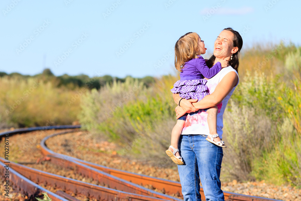 Mutter mit Kleinkind auf Bahngleisen Mutter mit Kleinkind auf Bahngleisen