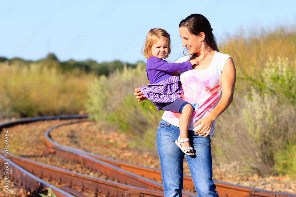 Fototapeta premium Mutter mit Kleinkind auf Bahngleisen