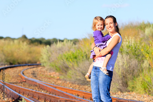 Mutter mit Kleinkind auf Bahngleisen © mophoto