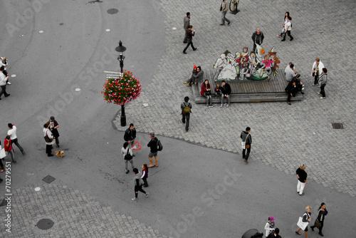 PERSONE CAMMINANDO FOTOGRAFATE DALL'ALTO photo