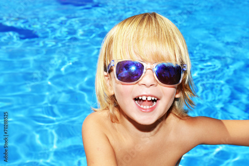 Ritratto di bambino in piscina photo