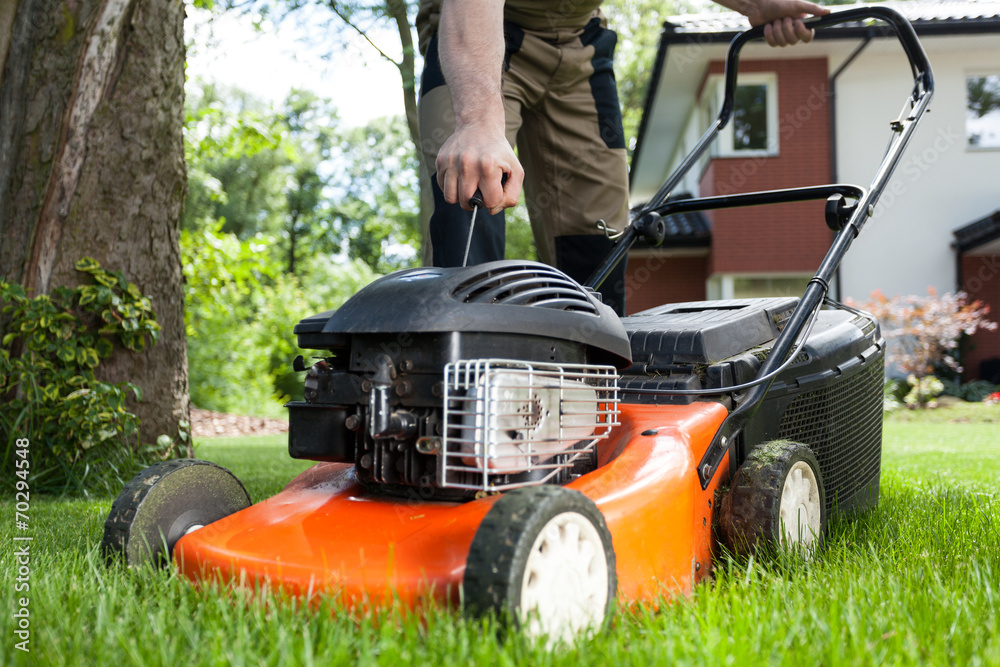 Obraz premium Turning on the lawn mower