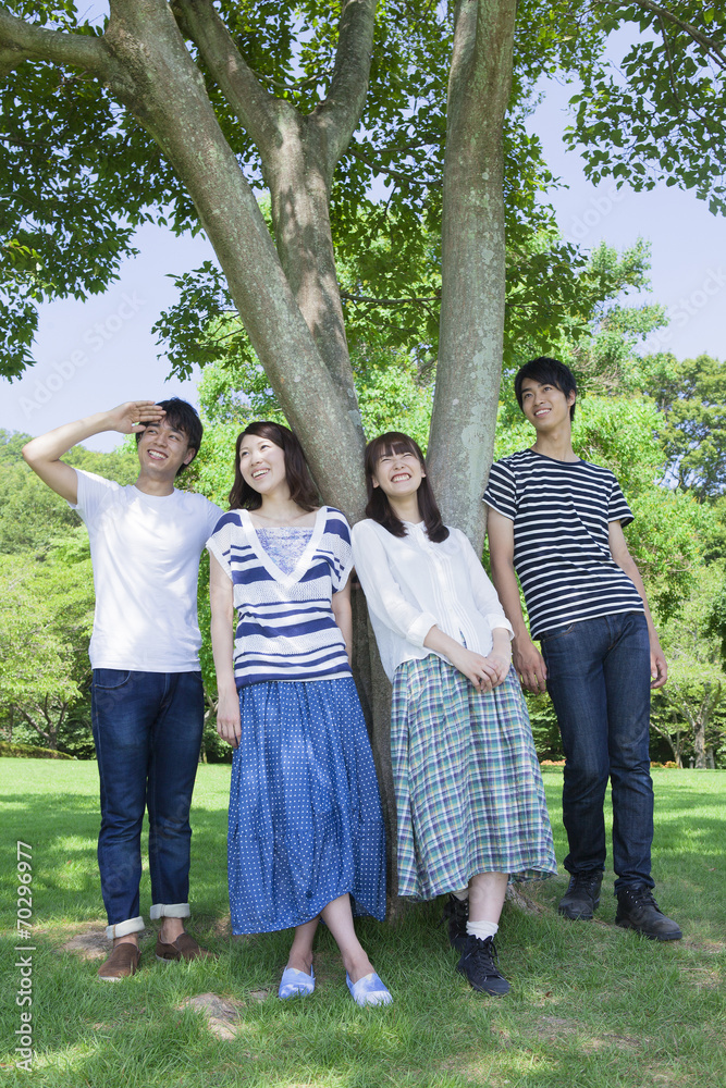 公園で微笑む若者達 公園で微笑む若者達