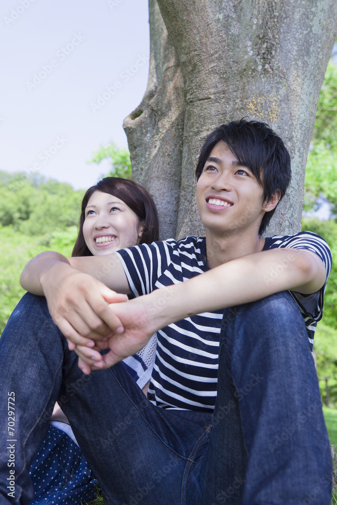 くつろぐ若いカップル くつろぐ若いカップル