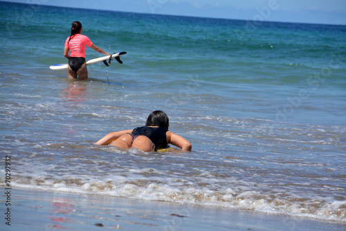 mujer practicando surf © uzkiland