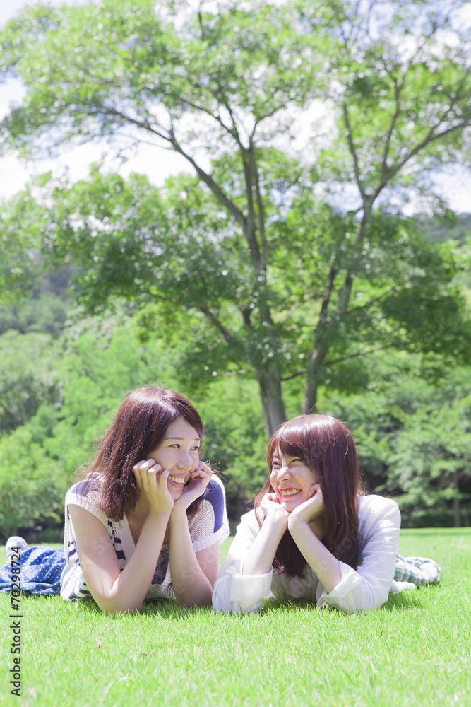 くつろぐ女子学生達 くつろぐ女子学生達